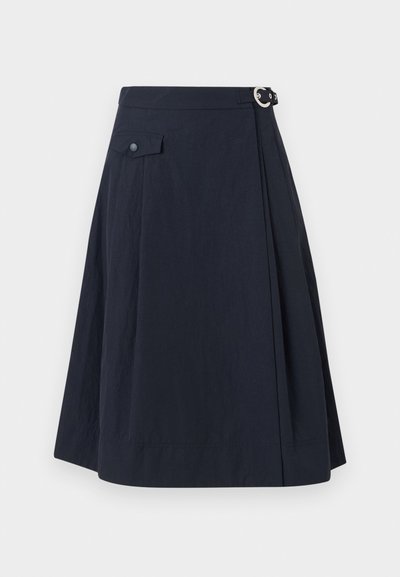 Tengerészkék A-vonalú szoknya oldalsó gombos záródással, elülső zsebével és sima, könnyű anyaggal, amelynek enyhe fényessége van.