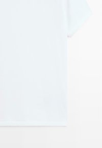 Schlichtes weißes Kurzarm-T-Shirt auf neutralem Hintergrund ohne sichtbare Logos oder Designs dargestellt.