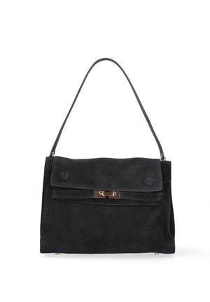 Sac à main en daim noir avec un rabat supérieur, une fermeture dorée, une bandoulière unique et une forme rectangulaire structurée sur fond blanc.