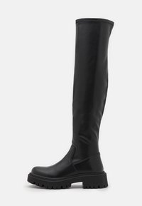 Svarta knähöga stövlar i smidigt läder, med en kraftig sula med räfflad yta och en enkel, strömlinjeformad design.