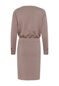 Dlouhý rukáv šatů z taupe jersey tkaniny, s úzkým pasem, kulatým výstřihem a knoflíkovými detaily na manžetách. Hladká textura a minimalistický design.