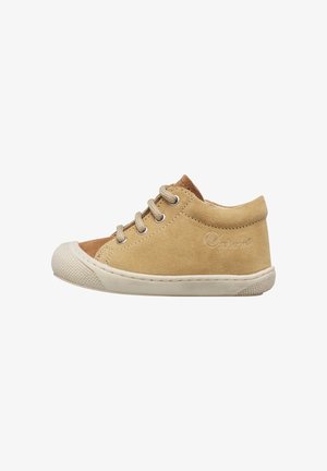 Zapatilla deportiva para niño pequeño de ante color canela con suela de goma beige, puntera reforzada, cuatro ojales para cordones y sutil grabado del logo en el lateral.