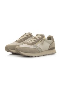 Baskets de sport beige avec un mélange de matériaux en cuir suédé et en cuir. Présentent des accents texturés, une fermeture éclair et des éléments clairs contrastants.