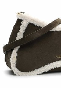 Borsa in suede marrone con rifiniture in shearling bianco, design curvo, dettagli in oro e una sola tracolla.