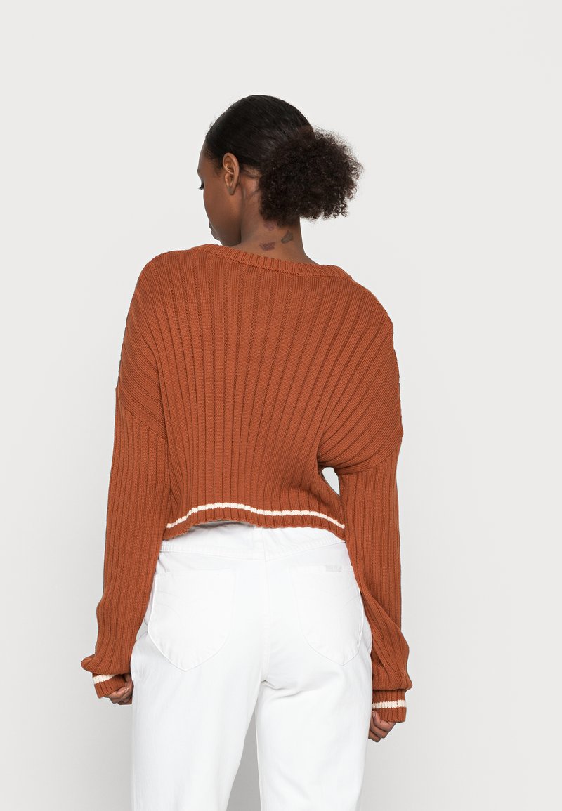 Damen Strickjacken | Kickers Classics RUST CROPPED WITH CHEST STRIPE Strickpullover rust/rot-metallic - LX07440 Damen Strickjacken | Kickers Classics RUST CROPPED WITH CHEST STRIPE Strickpullover rust/rot-metallic - LX07440