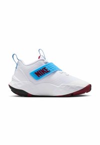 Chaussure de sport blanche avec une tige en tissu texturé, une sangle bleue arborant un logo rouge, et une semelle en caoutchouc noire et rouge.