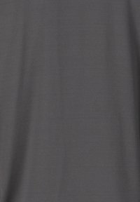 Harmaa kangas, jossa on sileä tekstuuri; yksinkertainen, koristamaton muotoilu; soveltuu arkivaatteeksi tai aluskerrokseksi.