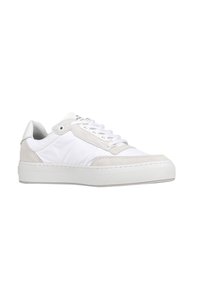 Sneaker bianco realizzato in materiali scamosciati e tessili. Caratterizzato da un profilo basso, design con lacci e una suola in gomma spessa. Dettagli di cucitura sottili.