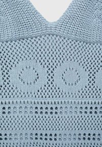 Ljust blått stickat tyg med ett mönster av öppen struktur, med cirkulära motiv och texturerade mönster. Mjuk och andningsbar textur.