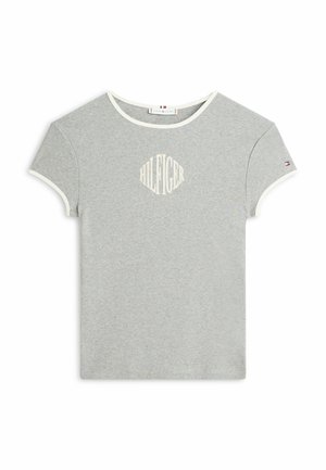 T-shirt in cotone grigio con maniche corte, rifiniture color crema e un logo bianco testurizzato sul davanti. Presenta un design classico con collo a giro.