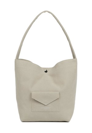 Sac à bandoulière en daim beige avec une sangle unique, une poche à rabat à l'avant et une fermeture à bouton-pression argentée au centre supérieur.