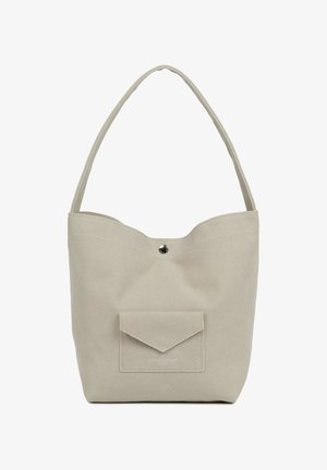 Sac à bandoulière en daim beige avec une sangle unique, une poche à rabat à l'avant et une fermeture à bouton-pression argentée au centre supérieur.