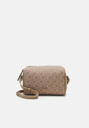 Calvin Klein REFINE CAMERA BAG - Olkalaukku - chanterelle mono jacquard