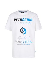 Tricou alb din bumbac, cu text și grafică imprimate în negru și albastru, inclusiv „PETROLIND” și „Miami Beach”, cu gât rotund și mâneci scurte.