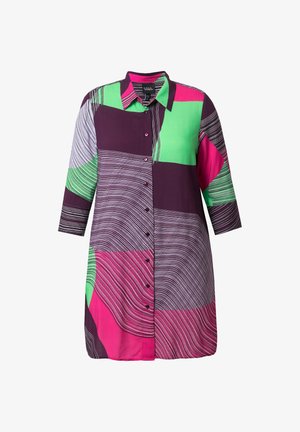 Bunt gemustertes Hemd mit aufknöpfbarem Kragen, das lebendige grüne, rosa und lila Abschnitte mit wellenförmigen Streifenmustern und Dreiviertelärmeln aufweist.