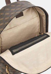 Zaino marrone con motivo, apertura con zip, fodera beige e tasca in rete. Presenta accessori in metallo dorato e un'etichetta con logo.