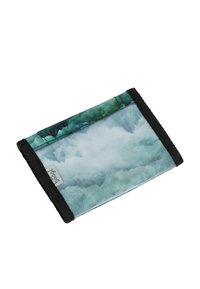 Portafoglio in canvas con un motivo astratto di nuvole verdi e blu, con bordi neri e una piccola etichetta con il logo. Design sottile e rettangolare.