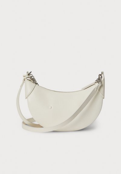 Mala branca em couro com forma curva, detalhes em corrente prateada e alça longa. Apresenta fecho de correr e textura suave.