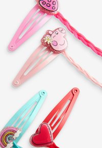 Ensemble de quatre barrettes à cheveux présentant divers designs : un cœur rose avec des pois noirs, un cochon rose pailleté, un arc-en-ciel et un cœur rouge, tous dans des couleurs vives.