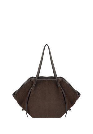 Borsa tote in suede marrone scuro con lati ampi e morbidi e due lunghi spallacci sottili, mostrata su sfondo bianco.