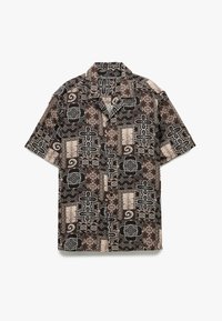 Kurzärmliges Hemd mit Knopfleiste in einem braun-schwarzen und beigen geometrischen sowie tribal-inspirierten Muster auf einem hellen Hintergrund.