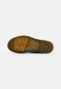 Dr. Martens Kotníkové boty na platformě - dark red