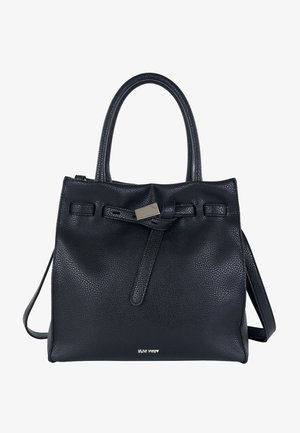 Bolso de cuero negro texturizado con dos asas, un detalle de lazo frontal con un cierre metálico y una correa de hombro desmontable.