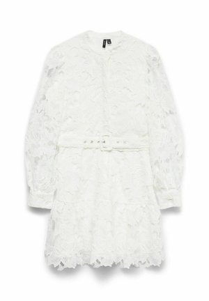Weißes Spitzenkleid mit langen Puffärmeln, einer geknöpften Vorderseite, tailliertem Bund und floralen Mustern; Rüschendetail am Saum.