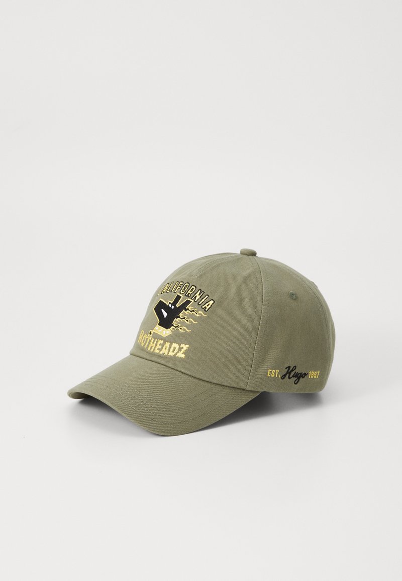 Khaki baseballcap med broderet "California Hotheadz" logo og guldaccenter, med en buet skygge og justerbar ryg.