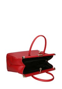 Borsa a mano in pelle rossa con superficie texturizzata, doppi manici, accessori in tono oro, apertura superiore e interno nero con una tasca con zip.