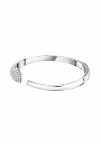 Bracciale a manica in argento con un'estremità arrotondata e texturizzata, impreziosita da piccole pietre cristalline trasparenti. Superficie in metallo liscia e lucida.