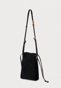 Černá semišová taška přes rameno s nastavitelným tenkým koženým popruhem a zlatými korálky v podobě písmen, která na popruhu tvoří nápis "PINKO".