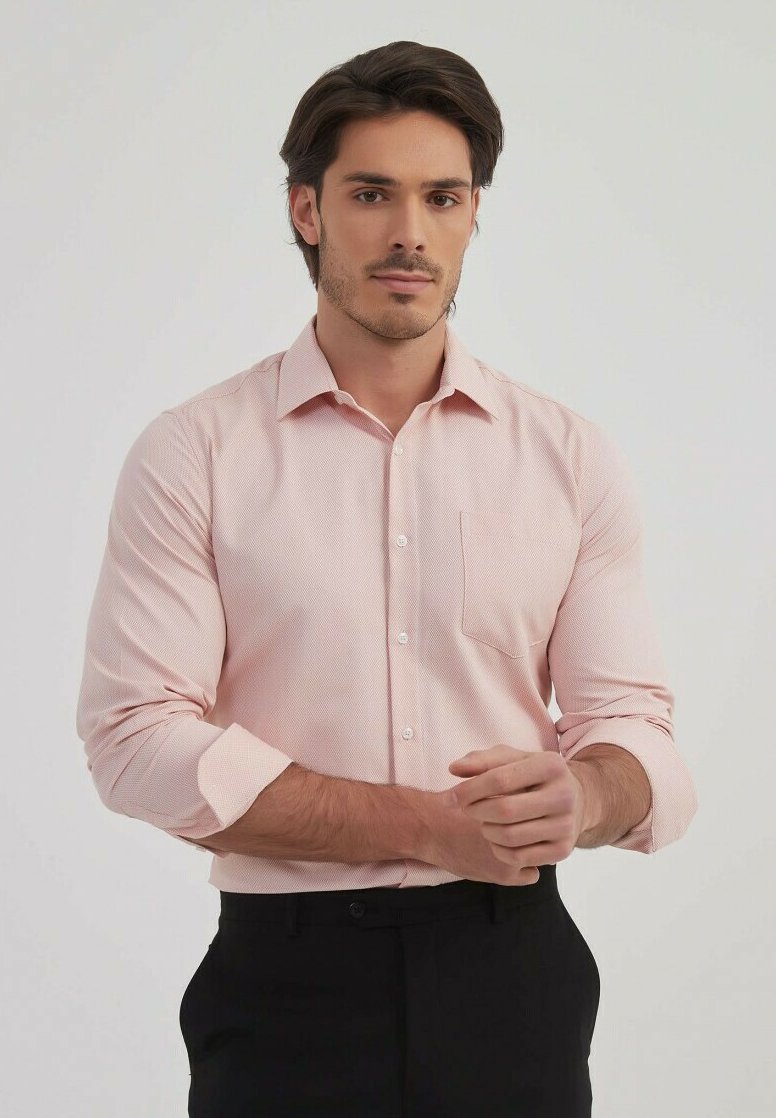 Chemise boutonnière rose clair avec une poche, manches longues retroussées, tissu texturé, assortie avec un pantalon noir.