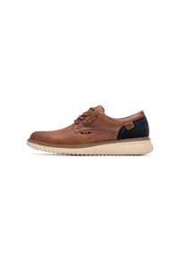 Zapatos de cuero marrón con cordones, acento en ante azul marino, suela de goma y detalles de costura visibles. Diseño ligero y casual.