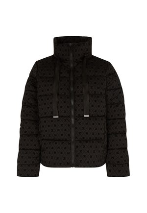 Doudoune noire avec un col haut, fermeture éclair et tissu à motifs avec des logos répétitifs. Comprend des cordons de serrage et des accents argentés élégants.