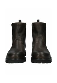 Stivali alla caviglia in pelle marrone scuro con superficie texturizzata, suole in gomma piane e cerniera sul lato. Presenta una linguetta sul retro.