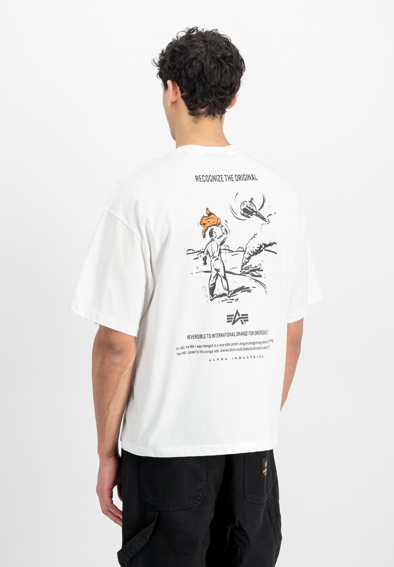 Witte T-shirt met een grafische print op de achterkant, met daaronder een tekstblok. Korte mouwen, casual pasvorm en zachte katoenen stof.