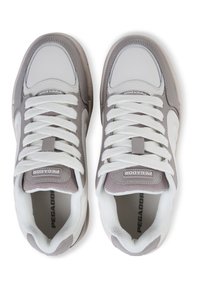 Sneaker bianche e grigie con una tomaia in pelle liscia e mesh, punta rotonda, colletto imbottito e lacci prominenti. Logo esposto sulla linguetta.
