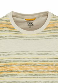 Korte mouwen, lichtgekleurde t-shirt met horizontale strepen in tinten groen, geel en oranje. Heeft een ronde halslijn en een logo aan de zijkant.