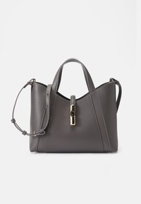 Bolsa de couro cinza com um design estruturado, duas alças superiores e uma alça de ombro destacável. Apresenta um fecho de fecho com acabamento em tom dourado.