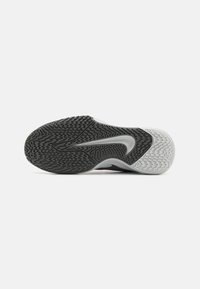 Schwarz-weißer Sport-Schuhsohle mit strukturiertem Oberflächen, ausgeprägtem Profil und einer geformten Gestaltung mit kurvenförmigem Profil.