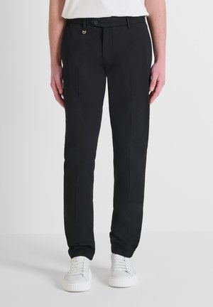 BRYAN IN GARMENT DYE STRETCH DOBBY - Chinos - black
