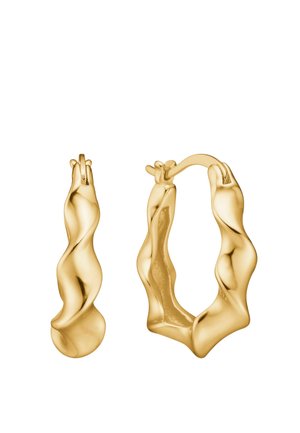Paire de boucles d’oreilles anneaux torsadés en or avec des surfaces lisses et courbes et des fermoirs à charnière sur fond blanc.