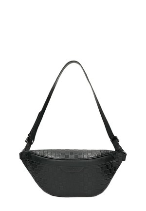 Borsa a tracolla in pelle intrecciata nera con forma curva, tracolla regolabile e texture liscia. Presenta un dettaglio del logo sulla parte anteriore.