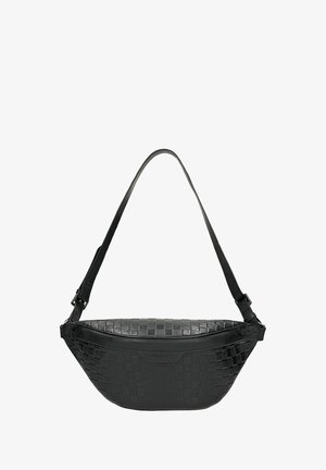 Czarna torebka z plecionki skórzanej o zakrzywionym kształcie, regulowanym pasku na ramię i gładkiej fakturze. Zawiera logo z przodu.