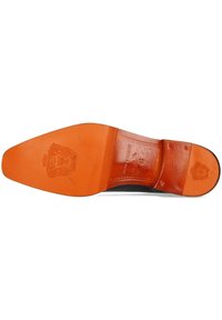 Suola di scarpa in pelle nera con una texture liscia, accento arancione sotto il piede, dettaglio del logo inciso e forma allungata.