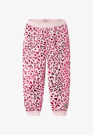 Różowo-czerwone spodnie dla malucha w panterkę, z elastycznym paskiem i mankietami, z małą etykietą marki przy krawędzi.
