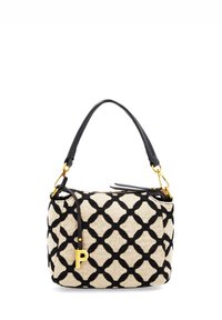 Handtasche mit beigem und schwarzem geometrischem Muster, aus Stoff, mit schwarzen Ledergriffen, goldfarbenen Beschlägen und einem dekorativen goldenen "P"-Anhänger.