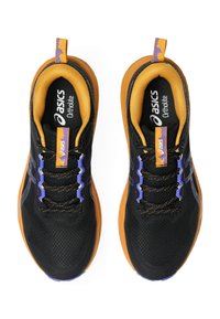 Mustat urheilukengät, joissa on hengittävä verkko-osa, violetteja yksityiskohtia ja teksturoitu oranssi pohja. Mukana vetonauha helppoa pukeutumista varten.