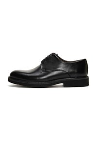 Zapato de vestir de cuero negro con superficie lisa, punta redonda y diseño con cordones. Suela de goma resistente, costuras en contraste a lo largo de los bordes.